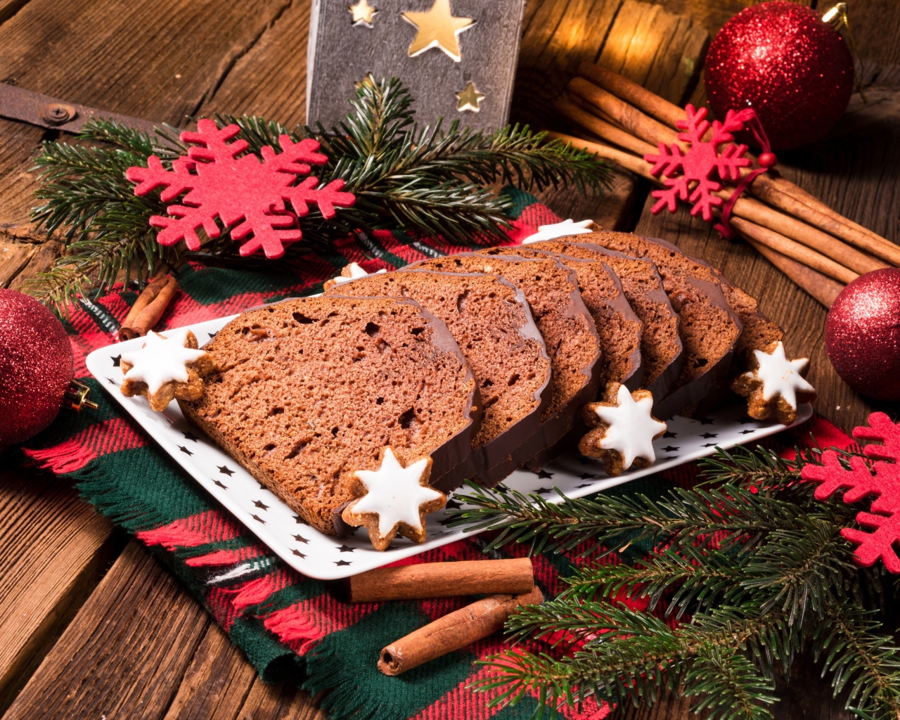 Рождественский кекс на столе с еловыми ветками и корицей