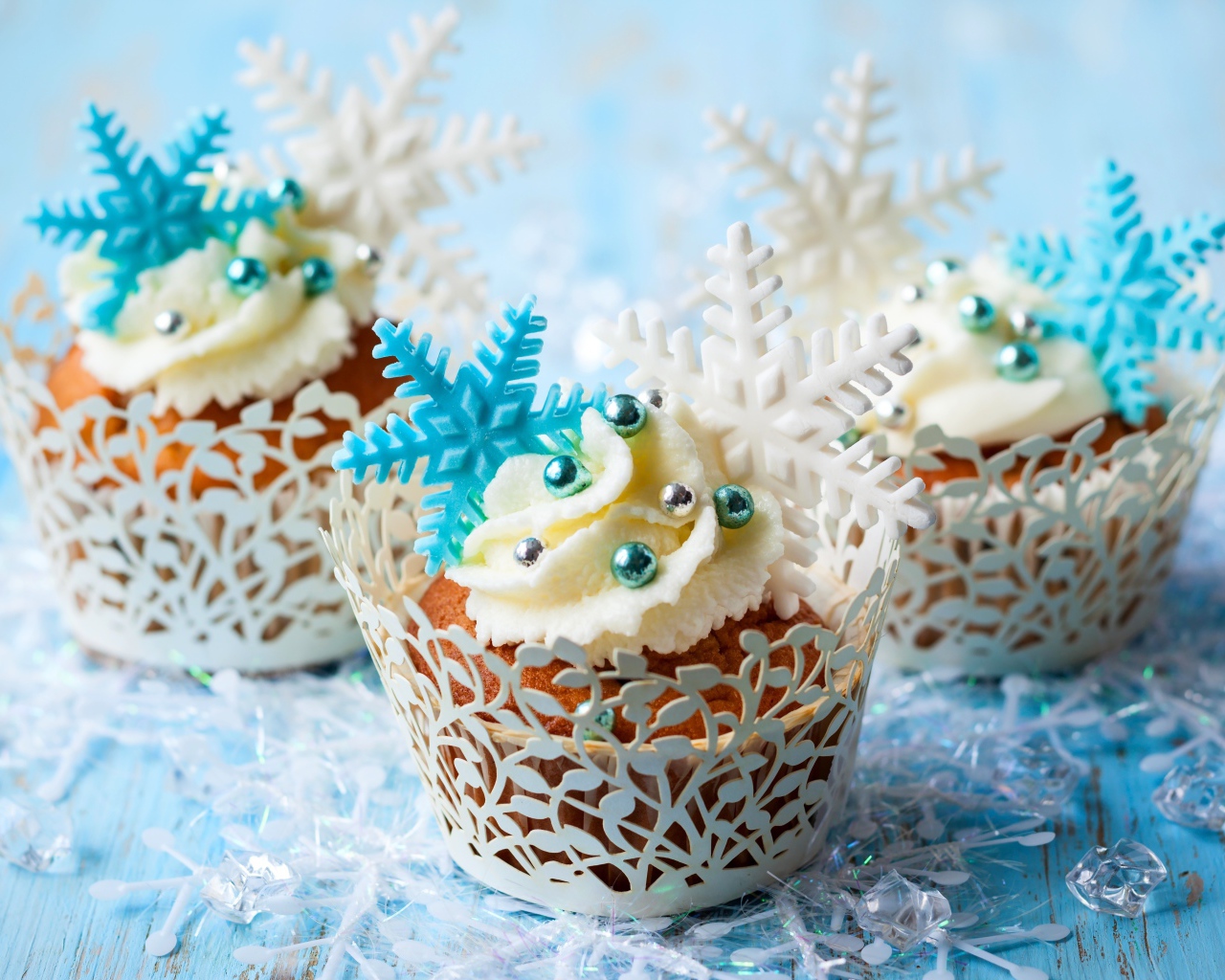 Новогодние капкейки со снежинками и бусинами