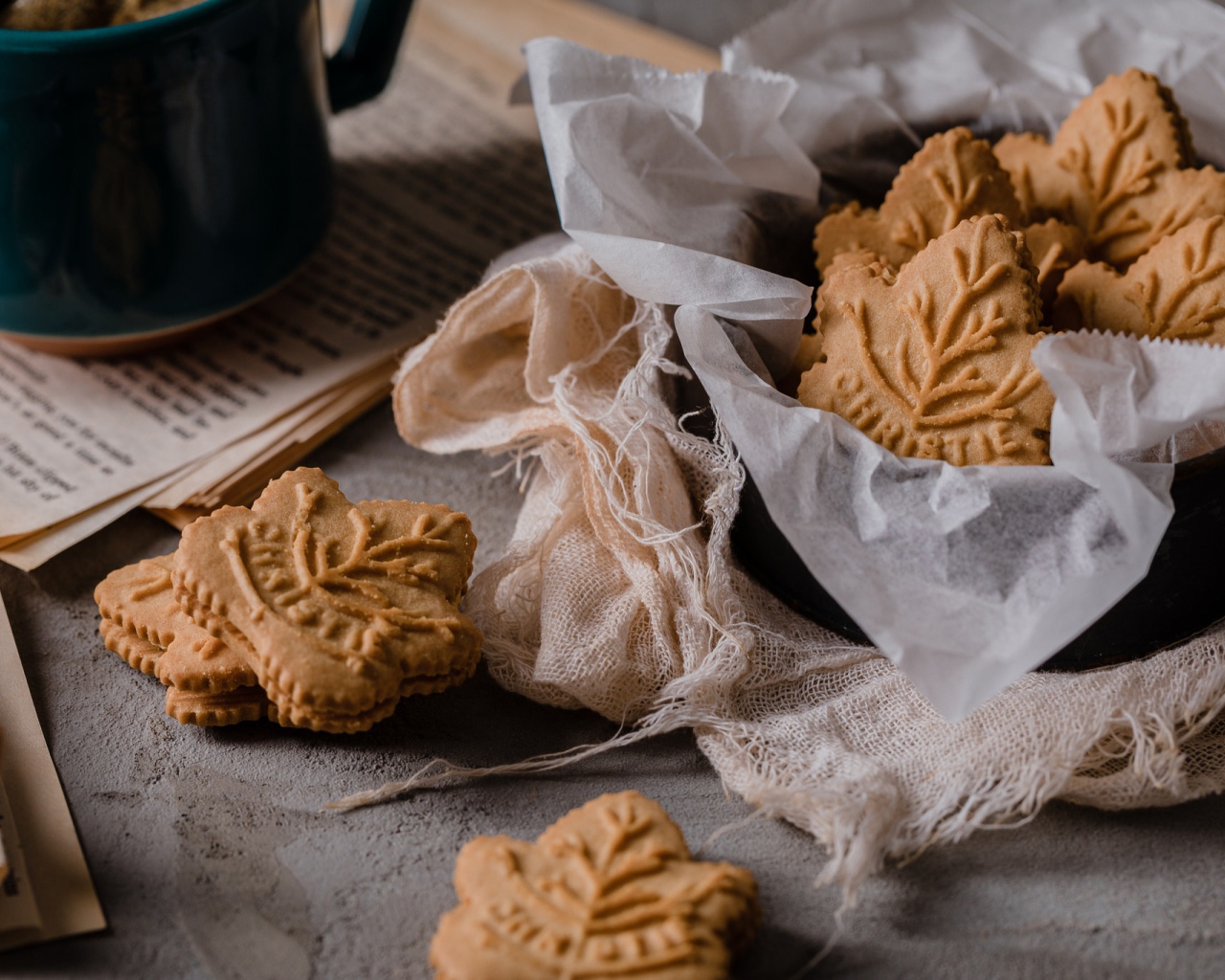 Печенье в форме листьев на столе 