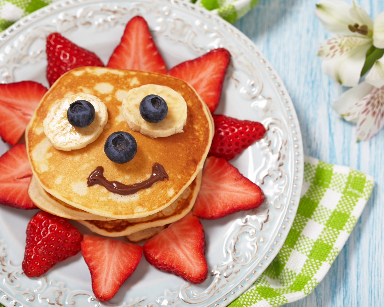 Креативное украшение детского блюда из клубники и оладиков