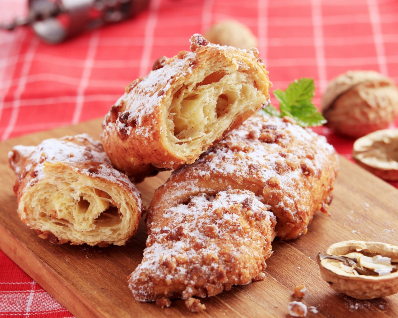 Круассаны с орехом и сахарной пудрой на разделочной доске