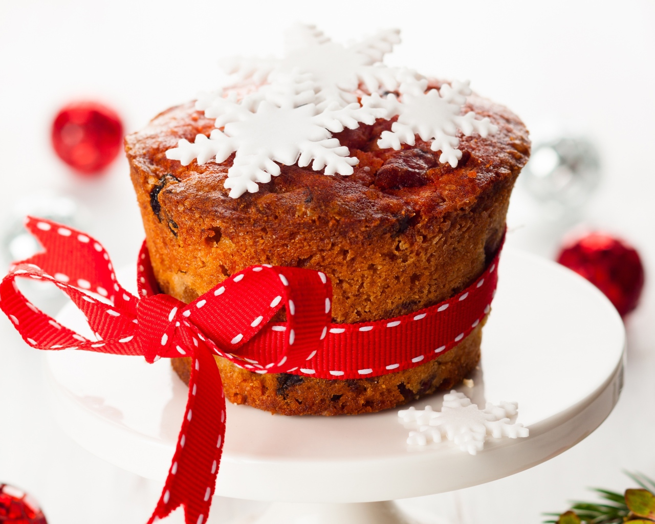 Кекс с бантом украшен снежинками