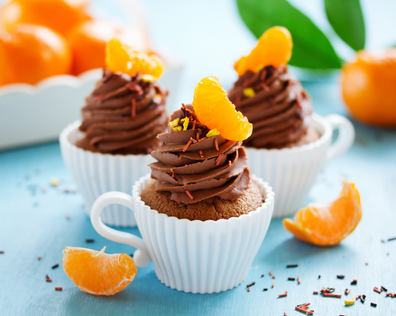 Капкейки с шоколадным кремом и кусочками мандарина