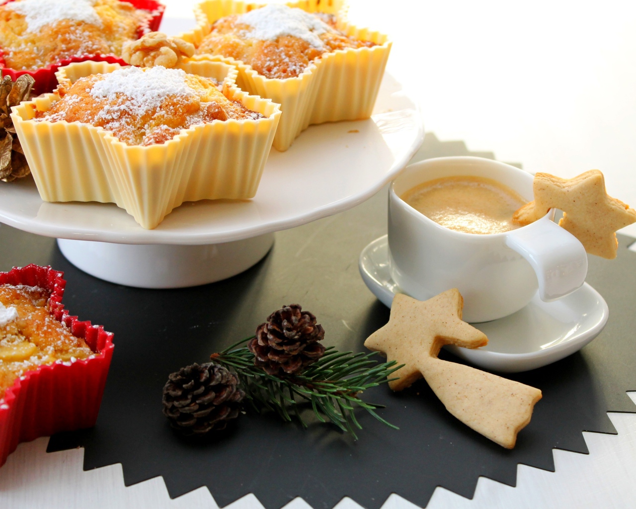 Кексы с сахарной пудрой на столе с кофе