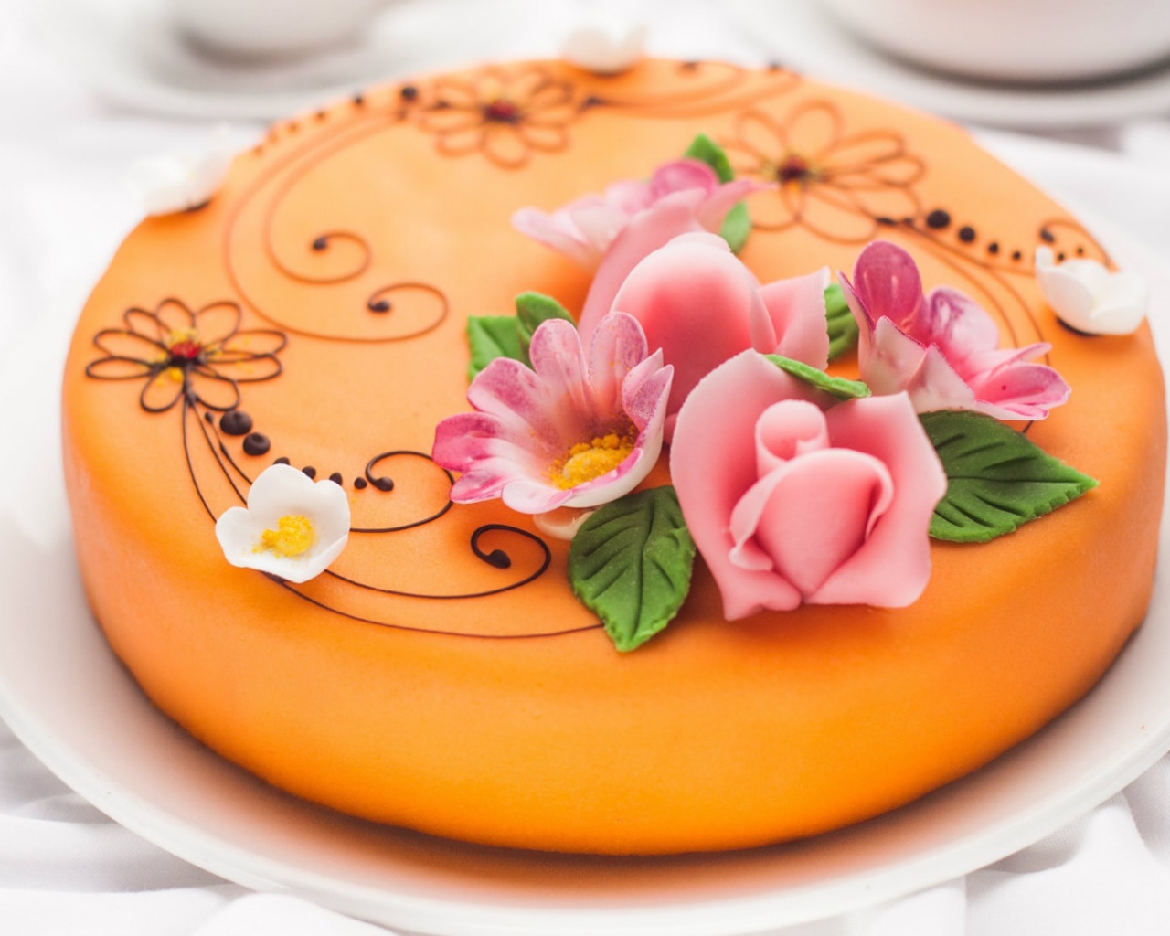 Нежный торт с розовыми цветами 