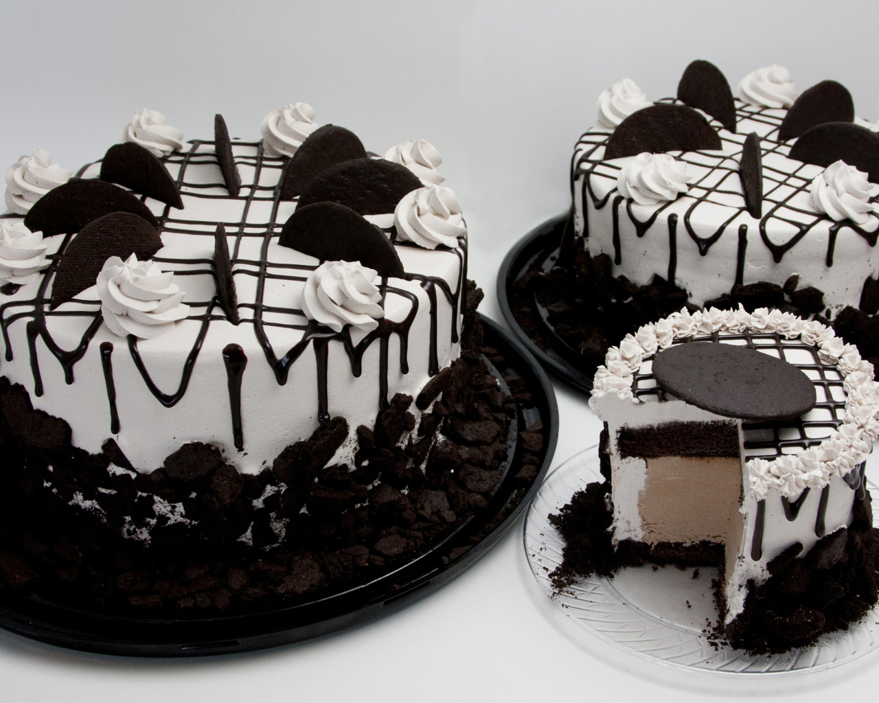 Вкусное пирожное с шоколадным печеньем  