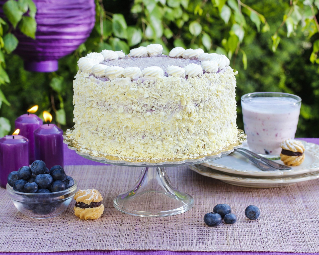 Вкусный красивый торт с черникой на столе