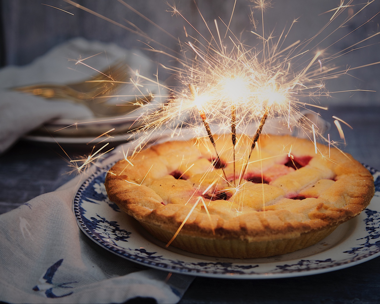 Аппетитный пирог с зажженными бенгальскими огнями
