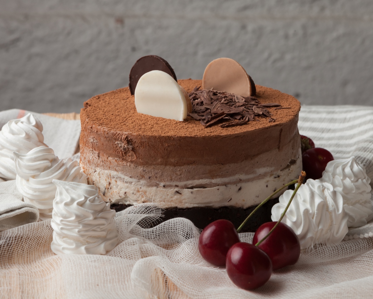 Вкусный торт с меренгой и вишнями