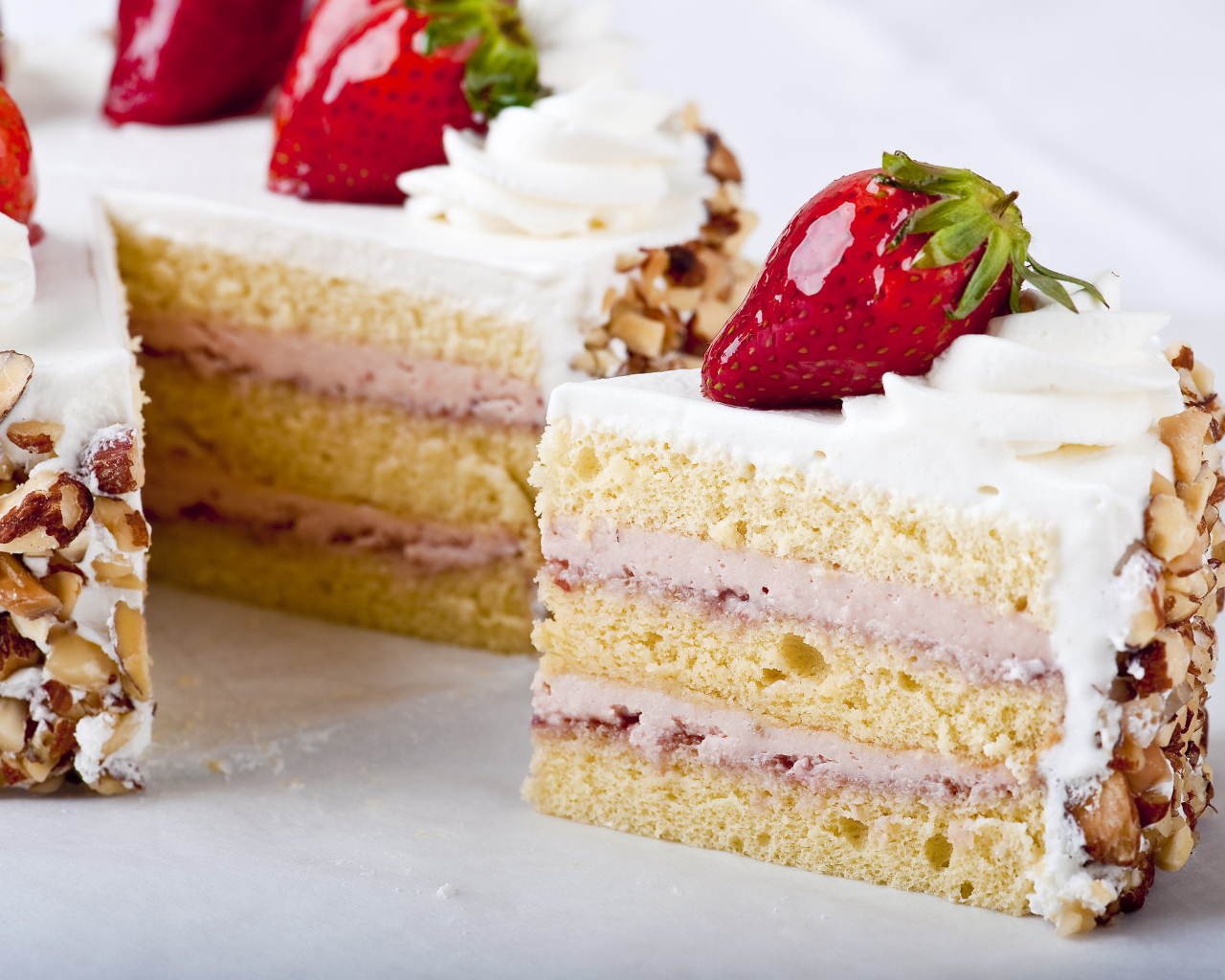 Аппетитный торт с арахисом и клубникой 