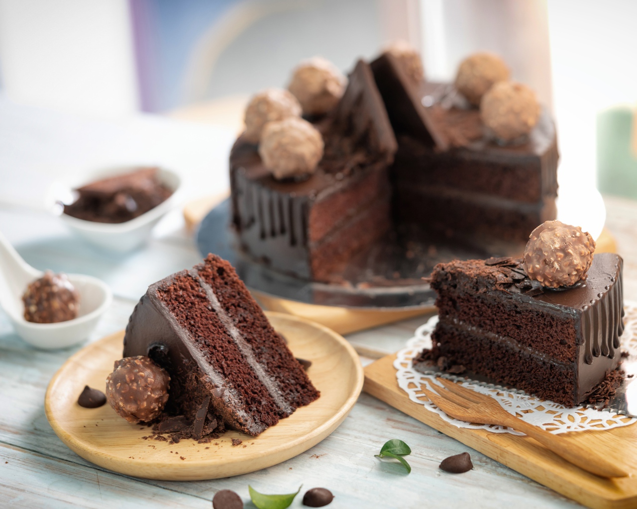 Аппетитный шоколадный торт на столе 