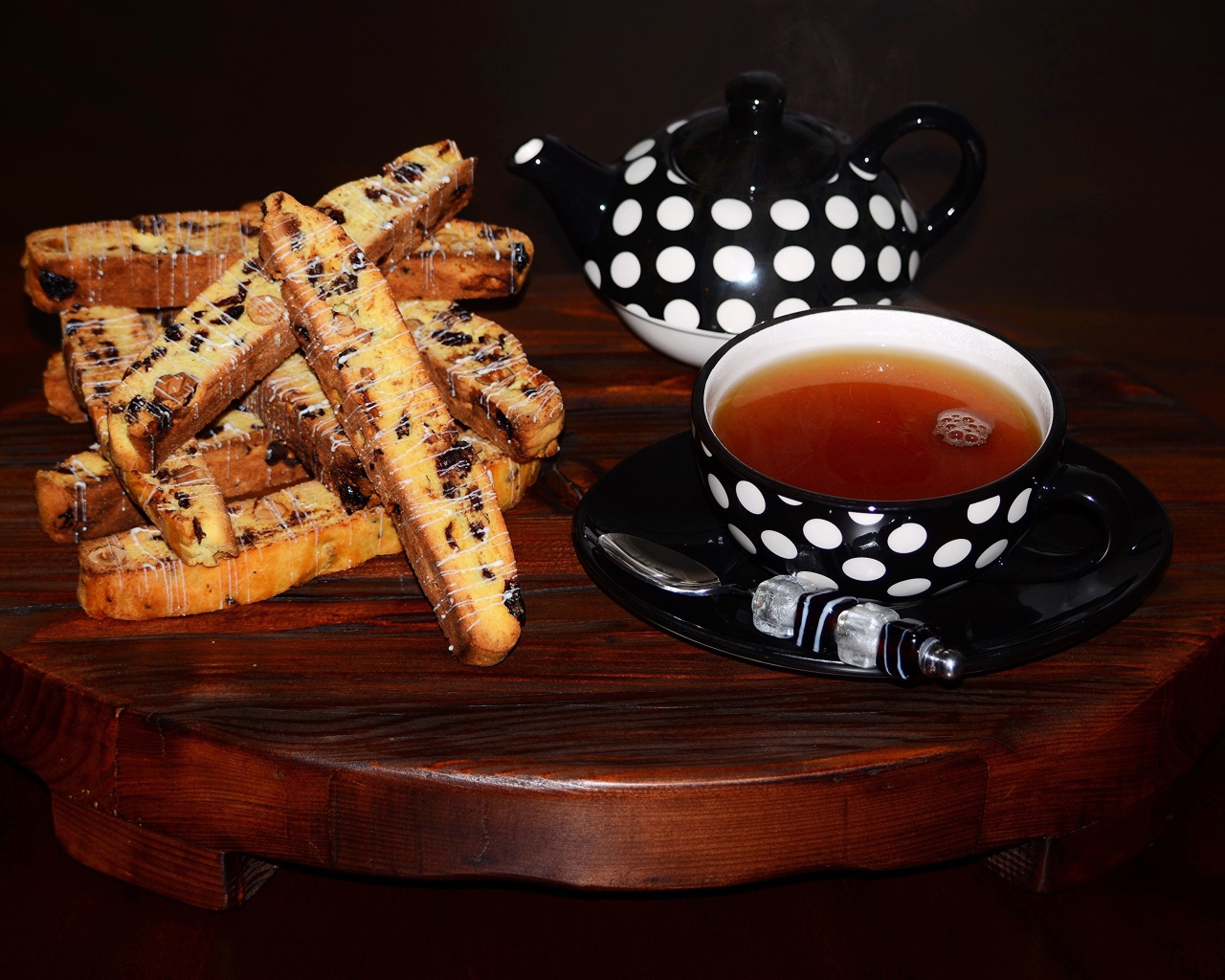 Вкусное печенье с орехами на столе с чашкой чая