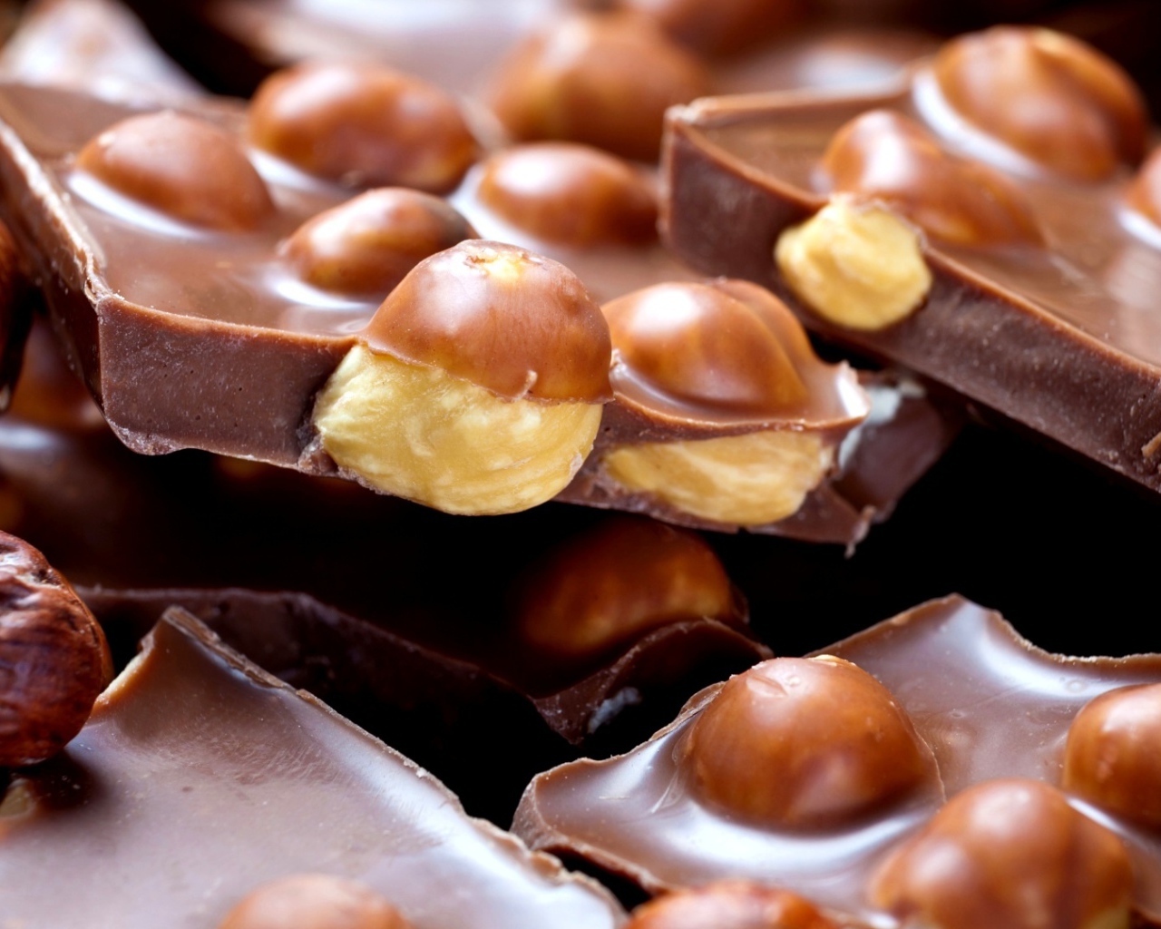 Вкусный молочный шоколад с фундуком 