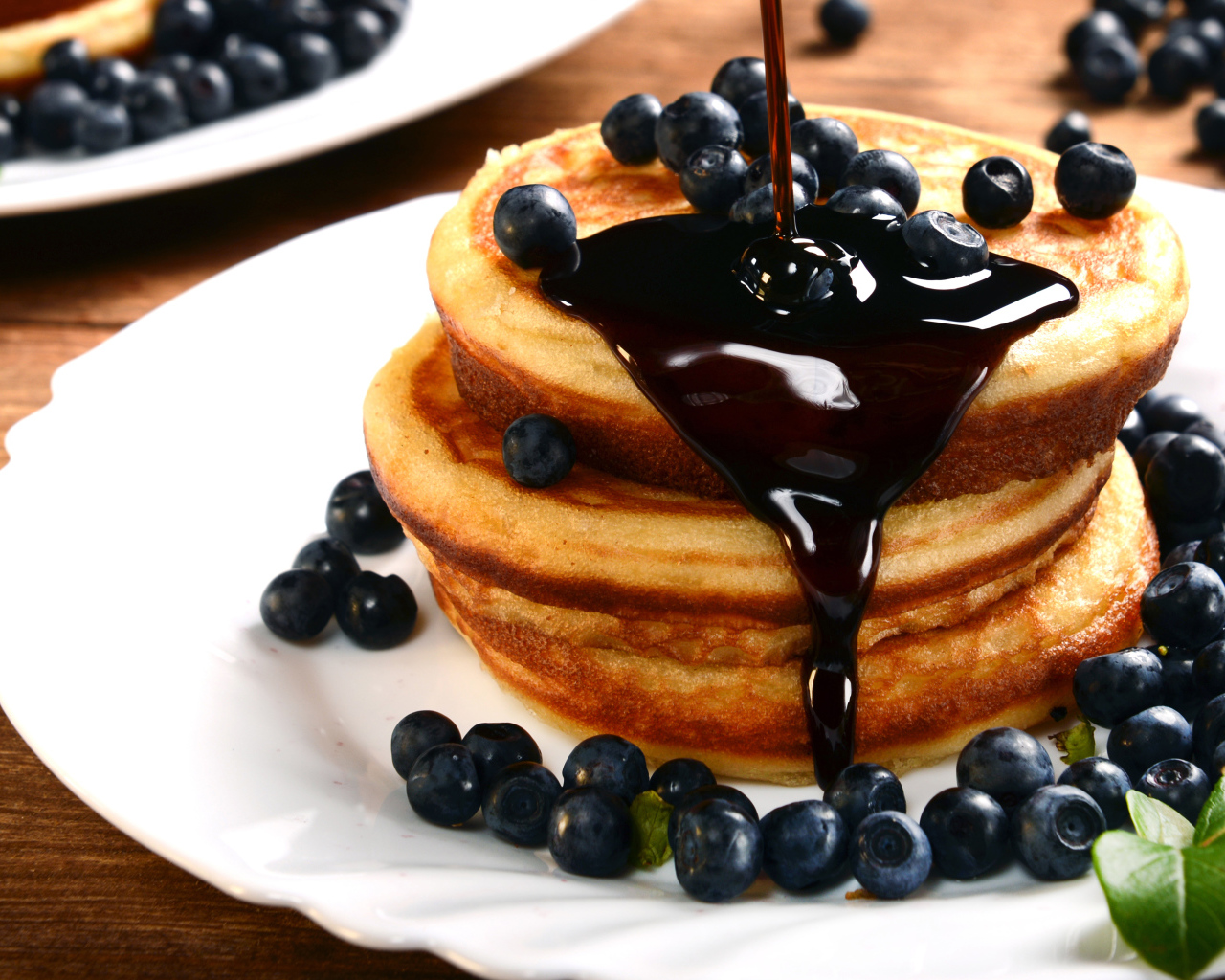 Вкусные оладьи с ягодами черники и джемом 