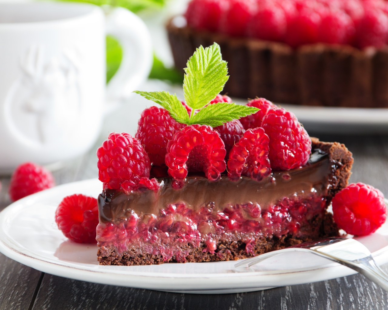 Вкусный пирог с шоколадом и ягодами малины 
