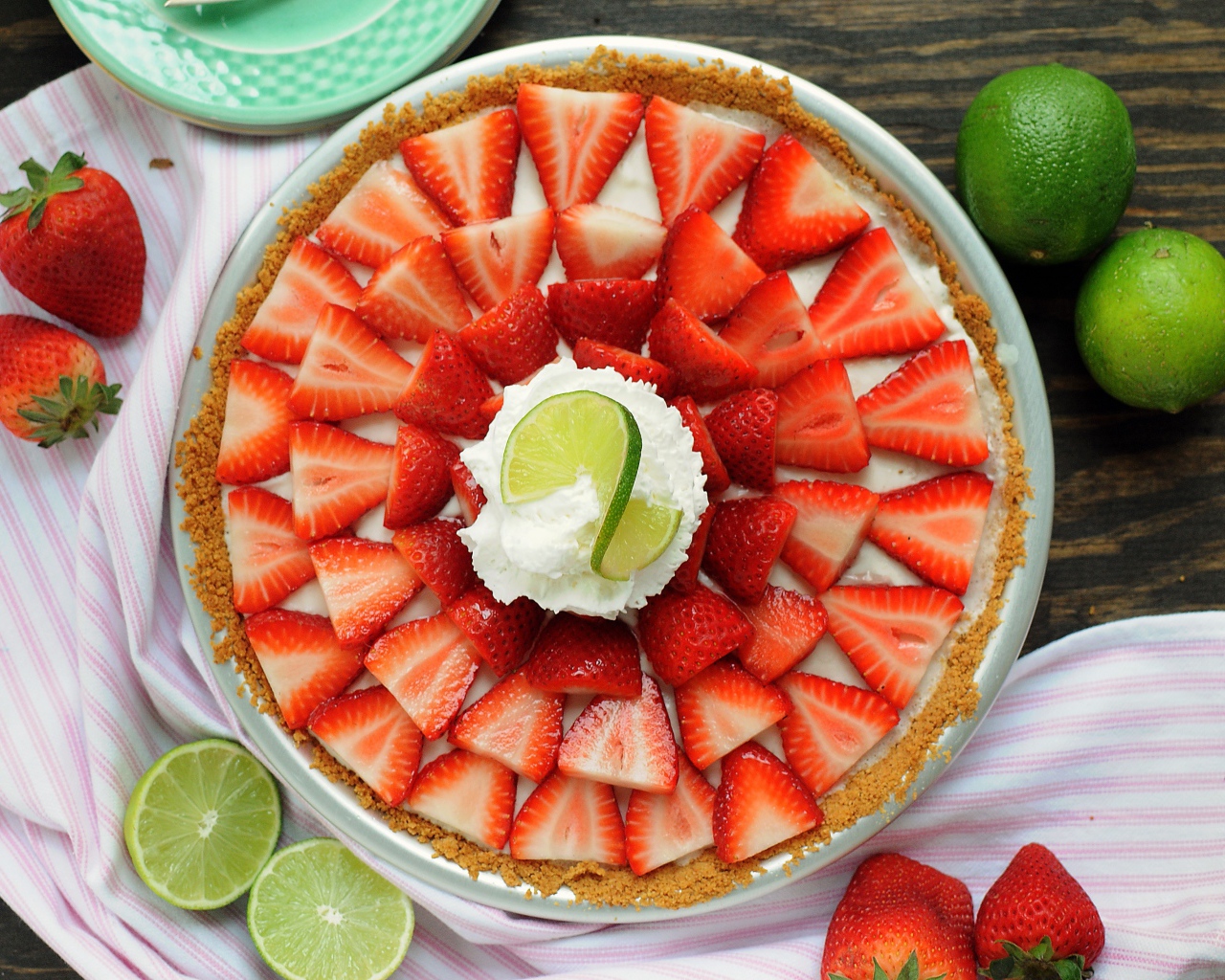 Вкусный пирог с кремом, клубникой и лаймом