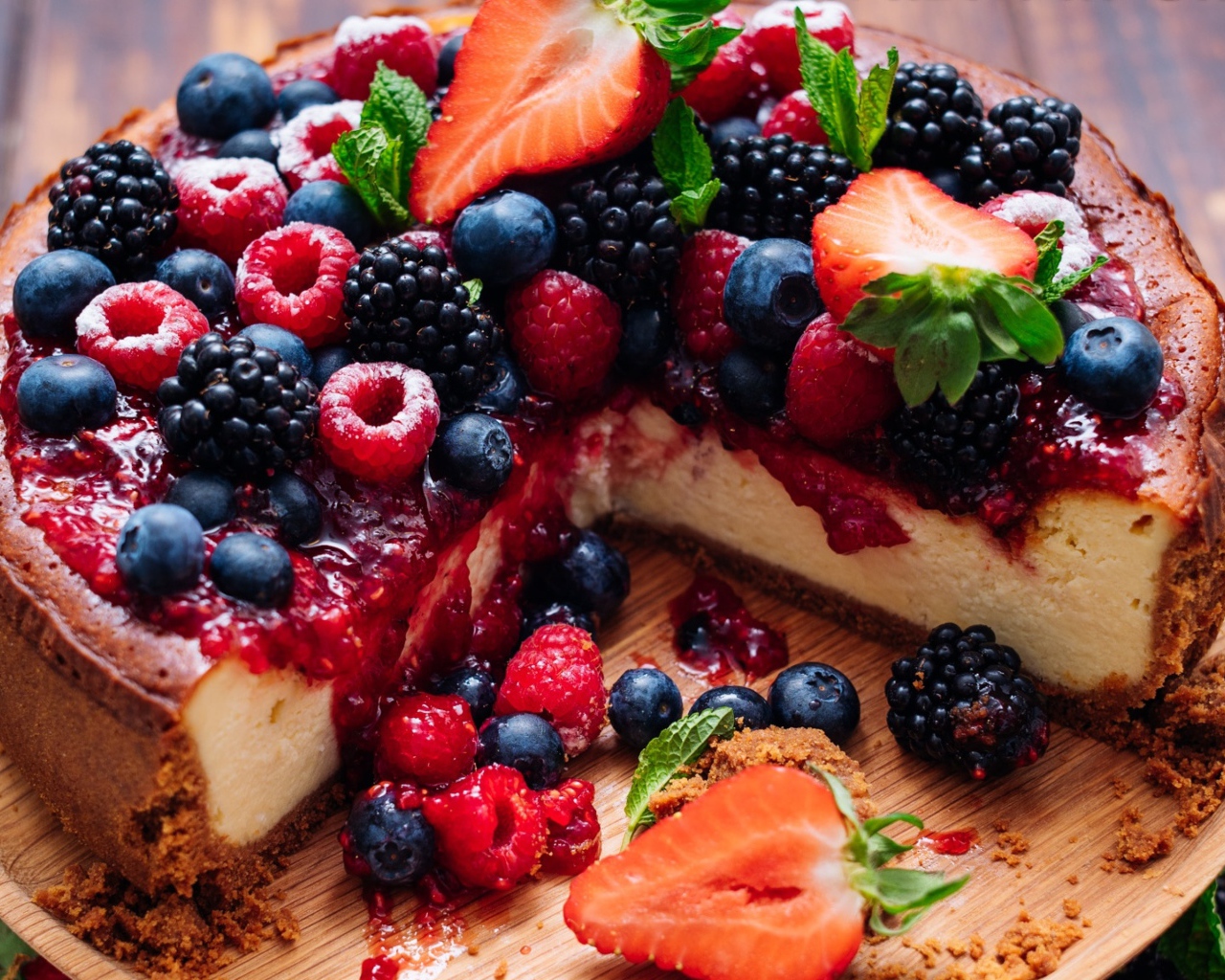 Вкусный сладкий чизкейк со свежими ягодами 