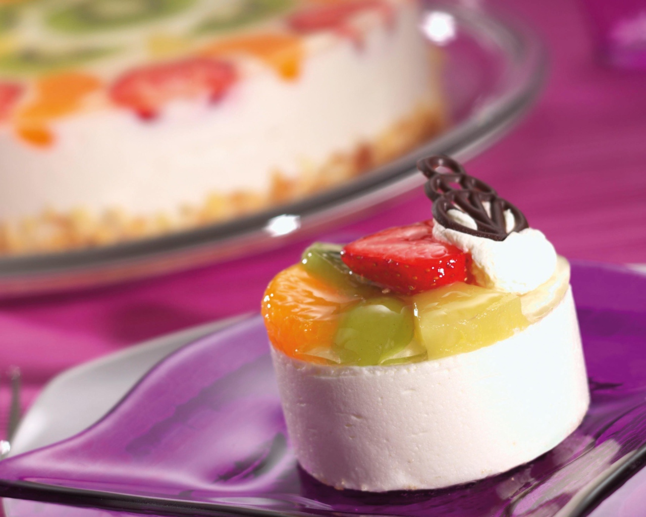 Десерт из суфле с фруктами и шоколадом