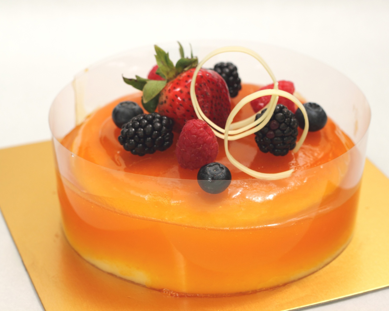 Десерт желе с ягодами клубники, черники, малины и ежевики