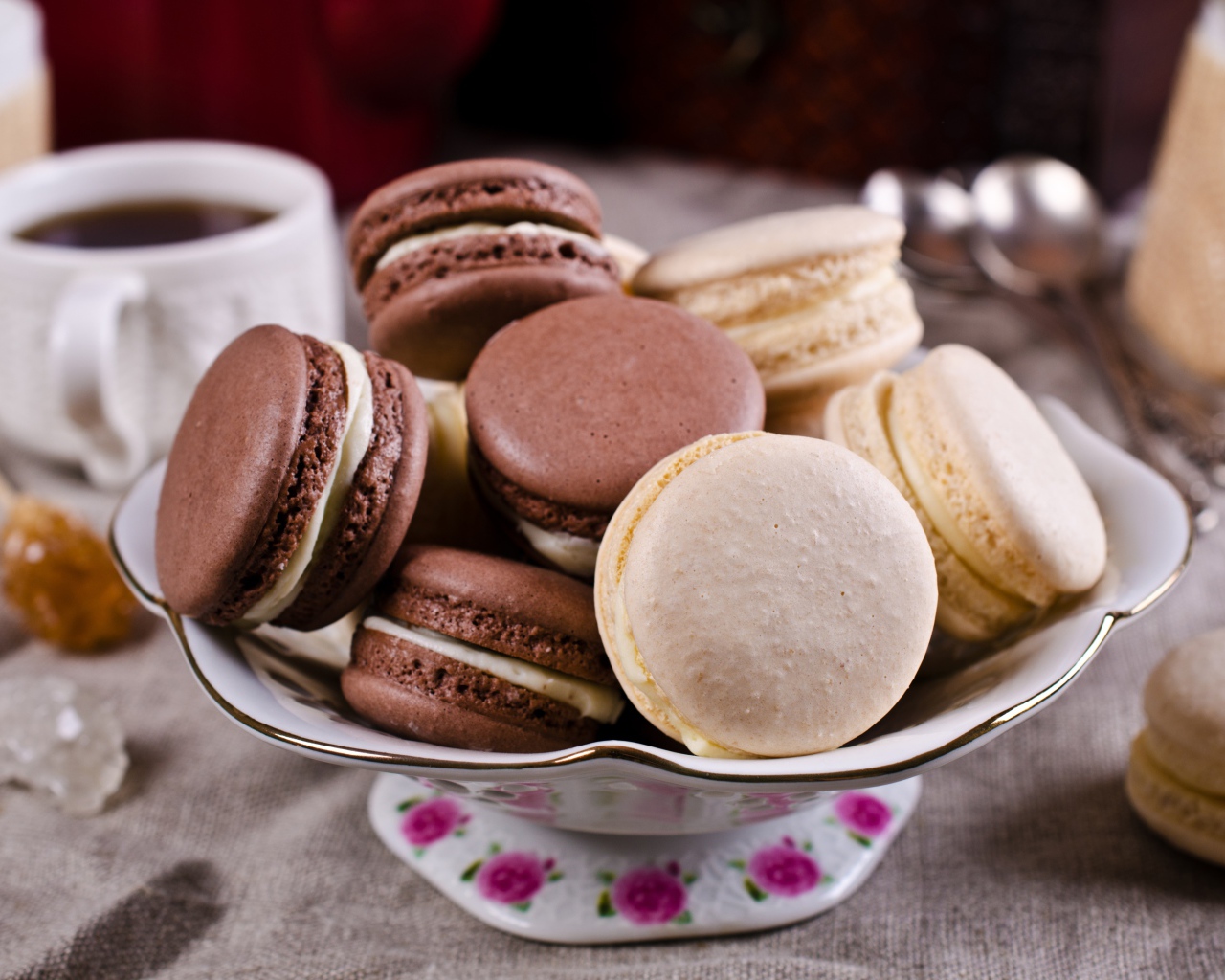 Десерт макарун в вазе на столе с чаем