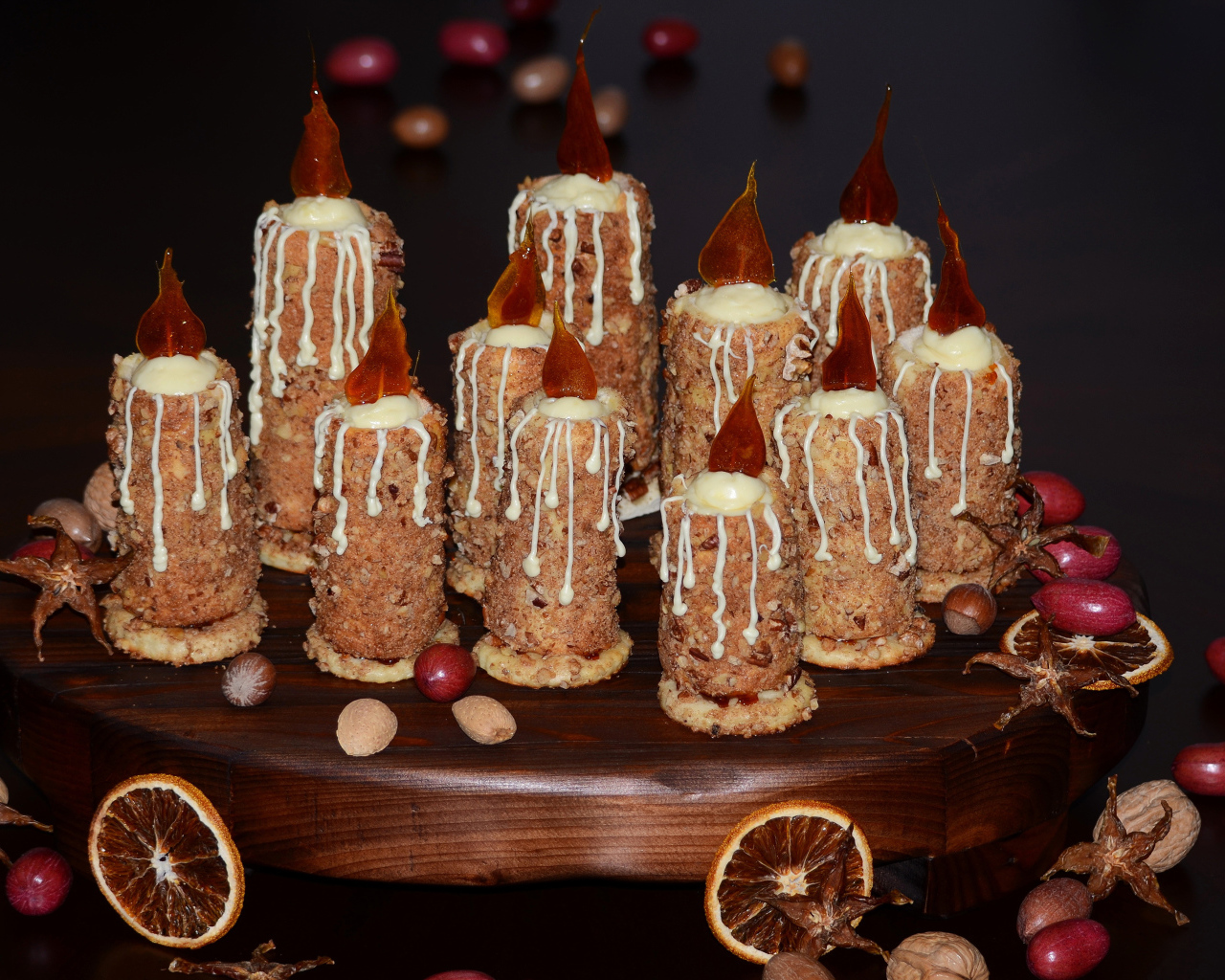 Десерт свечи на черном фоне