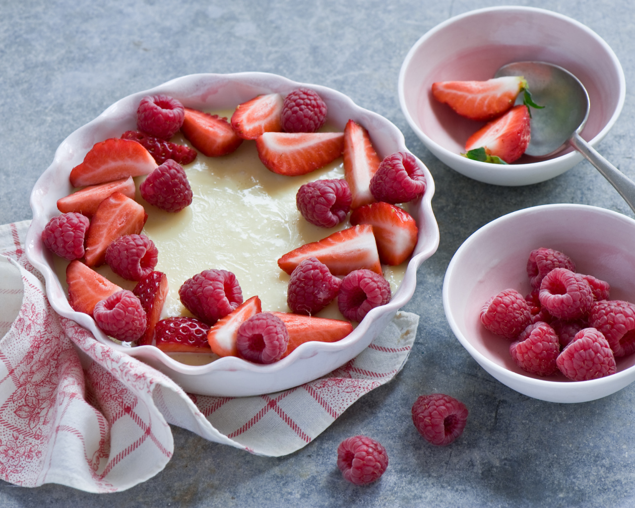 Десерт с ягодами свежей клубники и малины