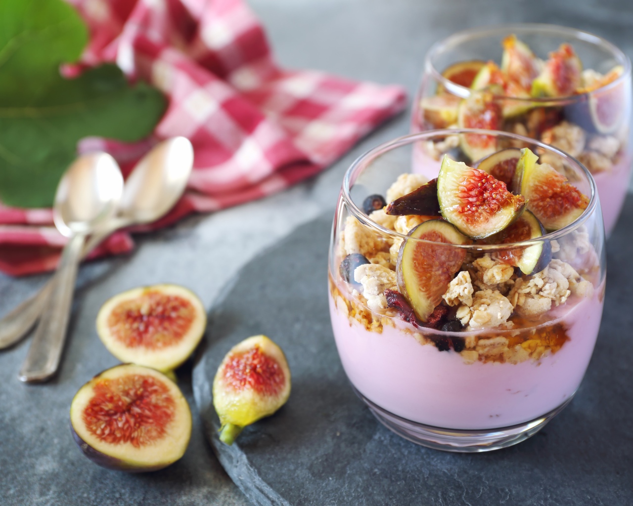 Десерт с хлопьями и кусочками инжира