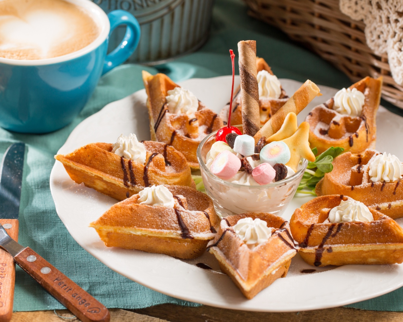 Десерт с мороженым и чашкой кофе