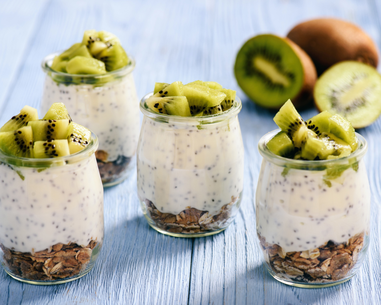 Десерт с овсяными хлопьями и йогуртом в стаканах с кусочками киви