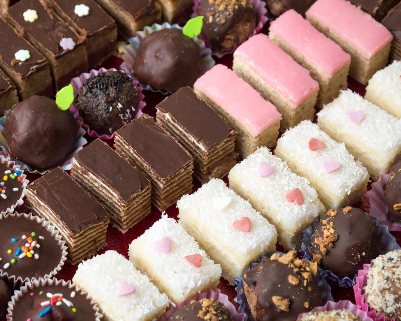 Разные шоколадные конфеты крупным планом