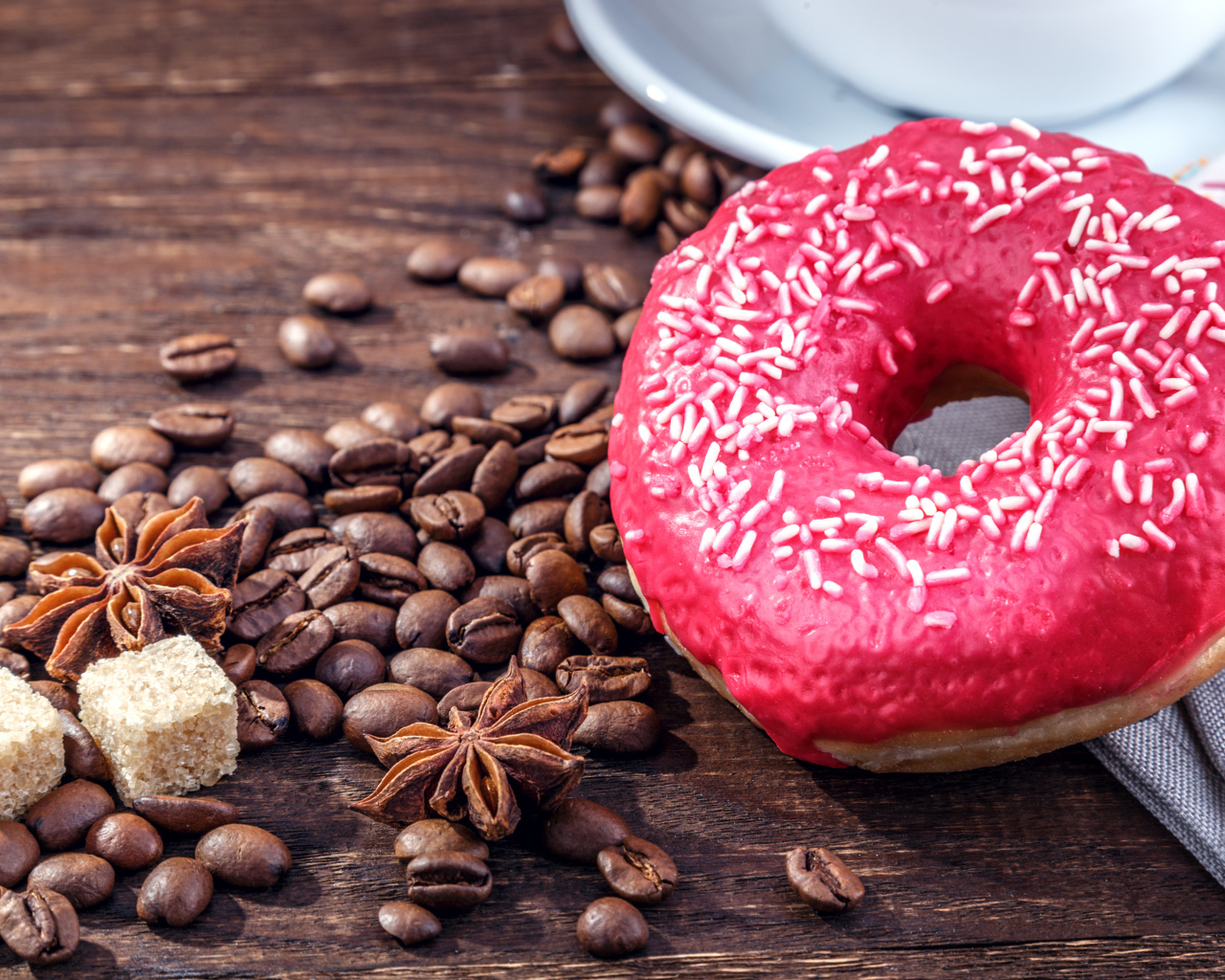 Пончик с глазурью, зернами кофе,  сахаром и бадьяном