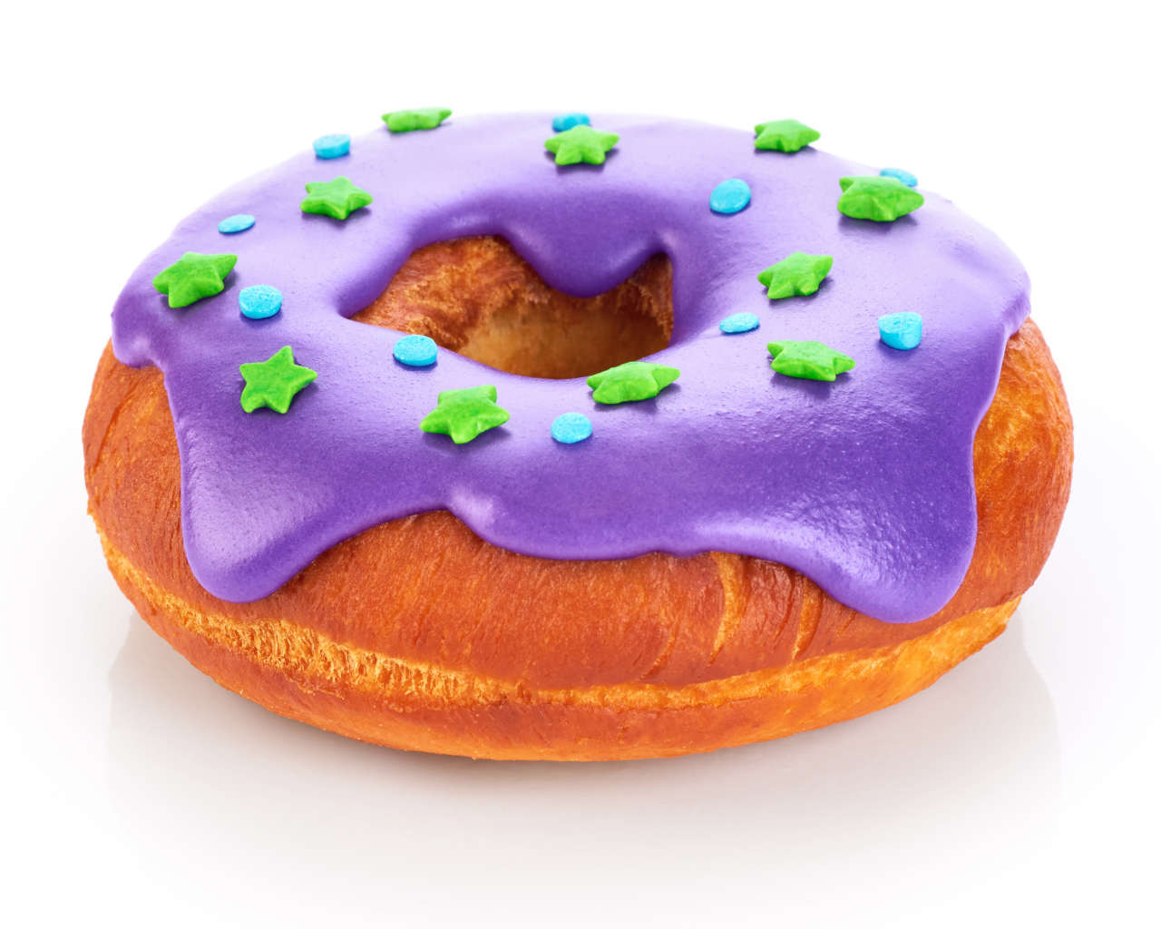 Пончик с фиолетовой глазурью на белом фоне