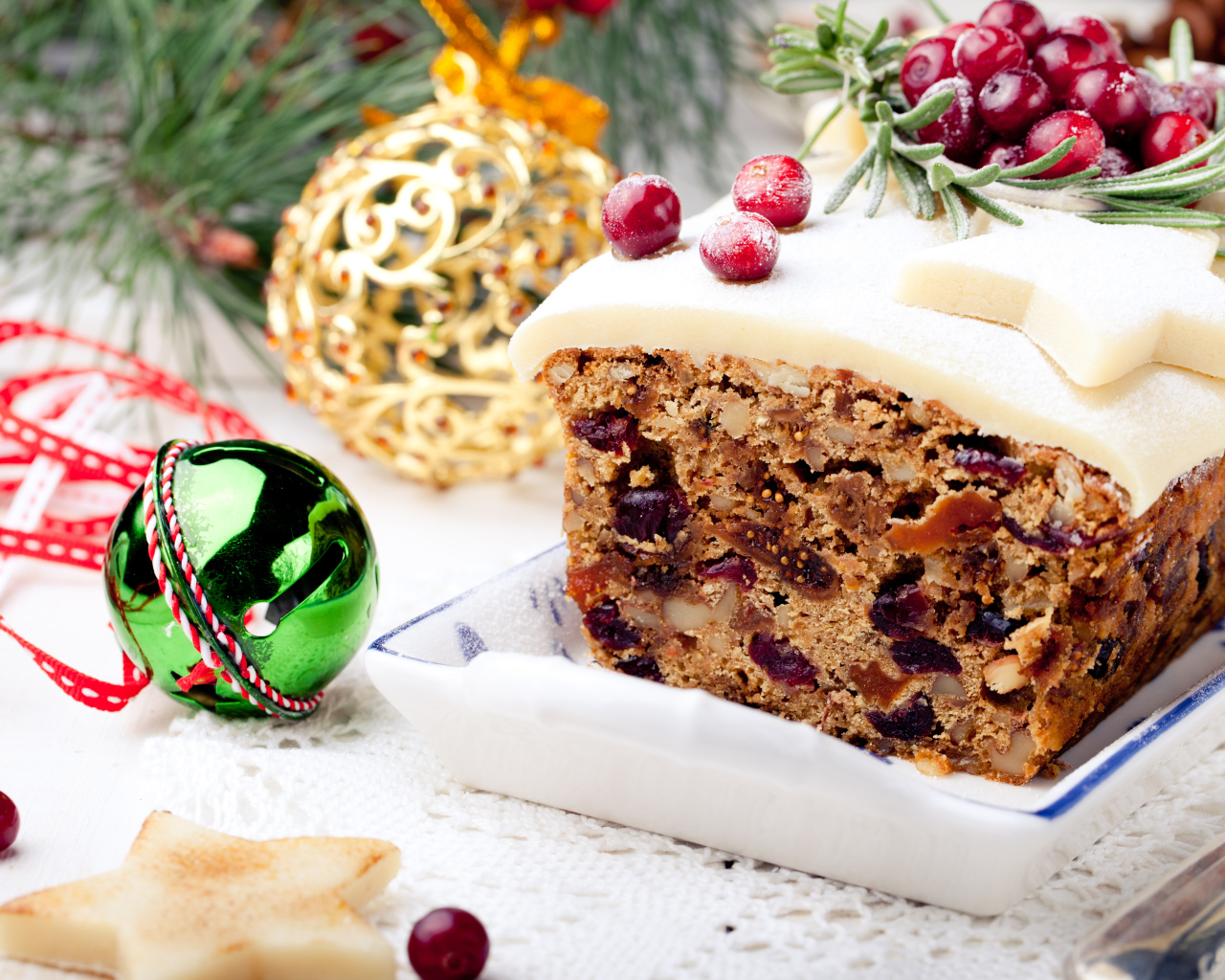 Праздничный новогодний кекс с сухофруктами и игрушками на столе