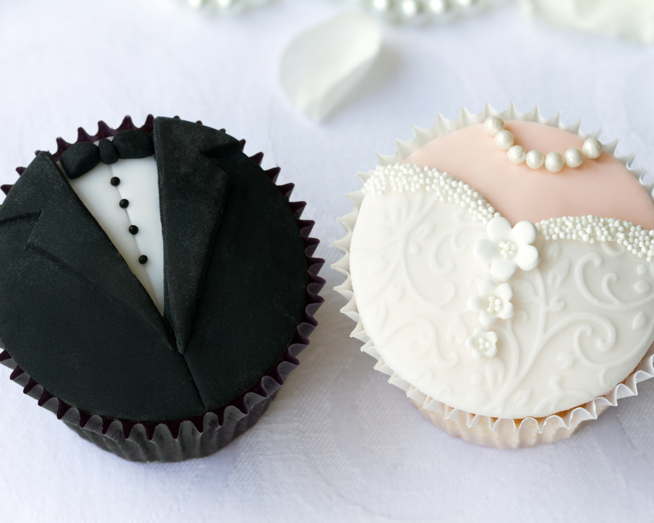 Праздничные кексы для жениха и невесты