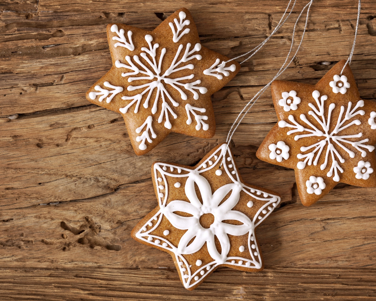 Праздничное имбирное печенье на новый год на деревянном столе