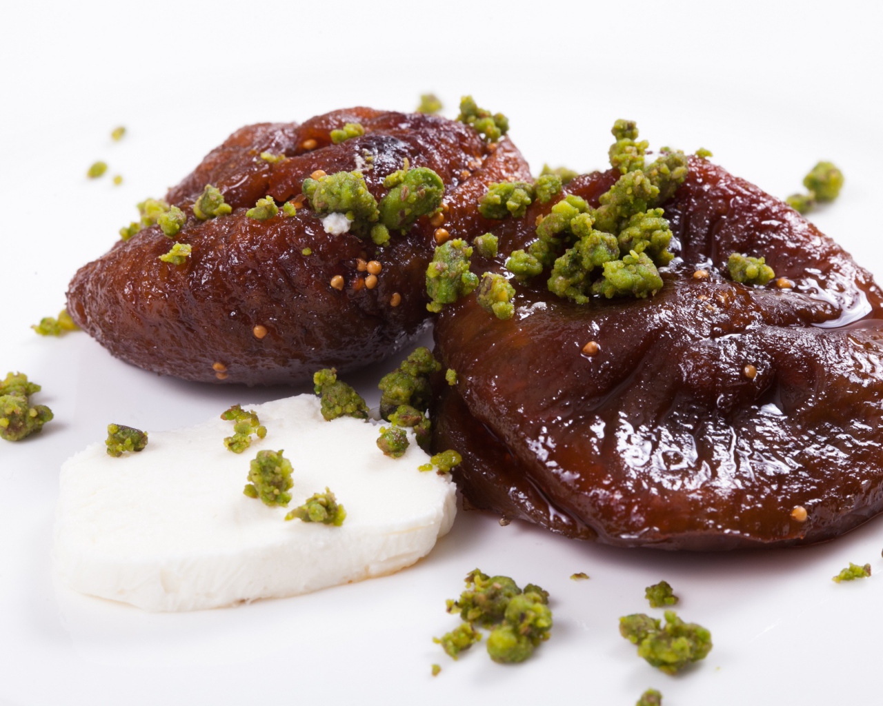 Инжир с фисташковыми орехами на белом фоне