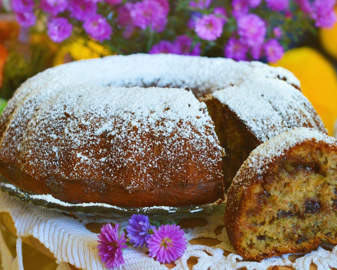 Ароматный кекс с сухофруктами посыпан сахарной пудрой 