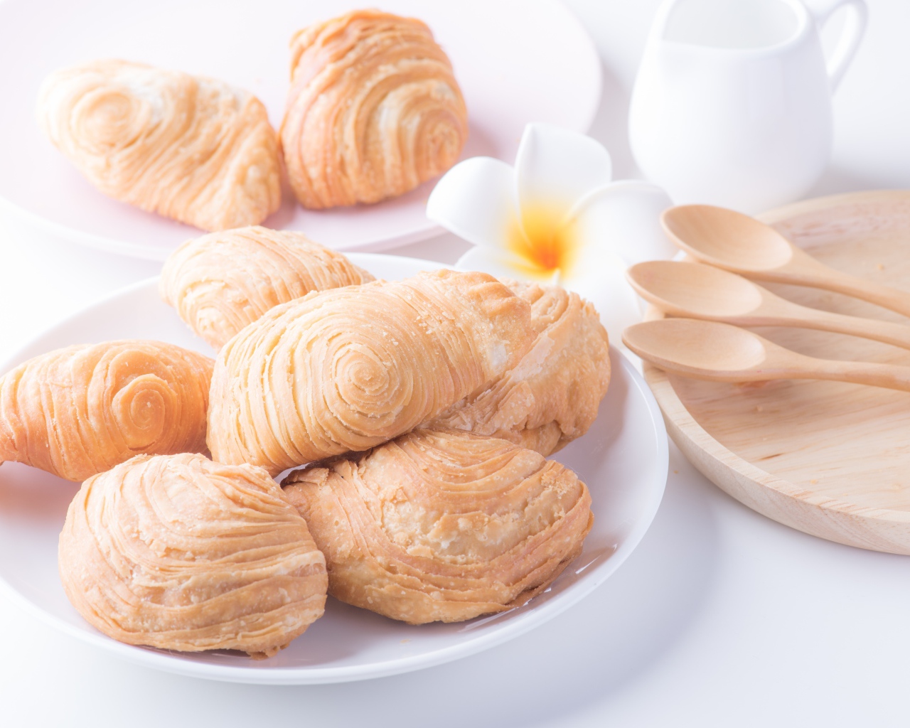 Свежая выпечка на столе к завтраку