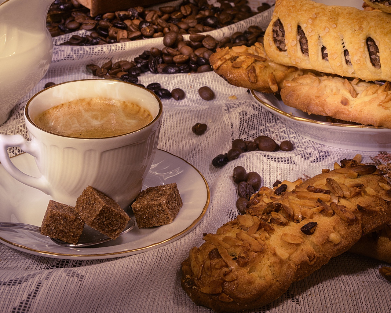 Свежая выпечка на столе с чашкой кофе 