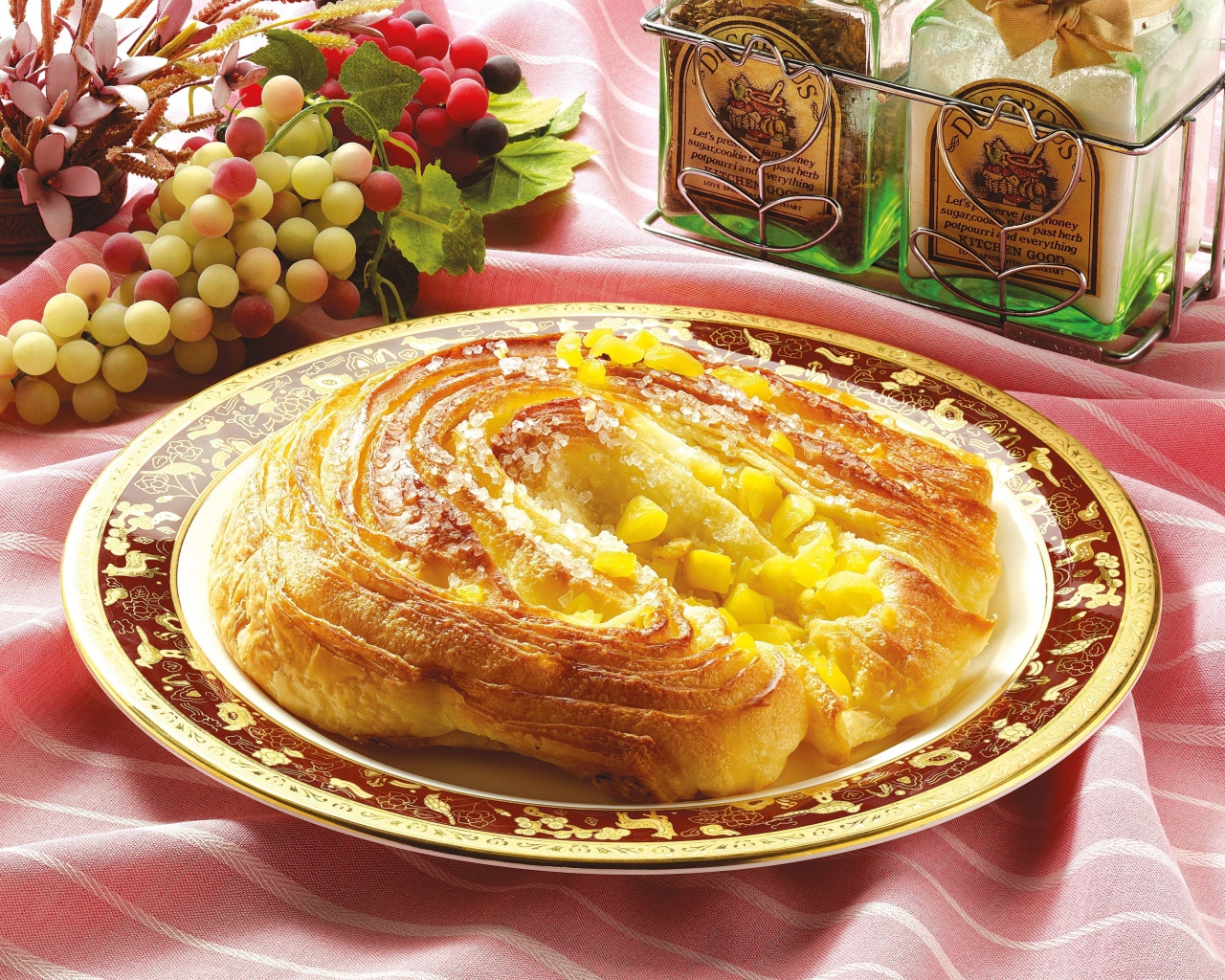 Свежая выпечка на тарелке