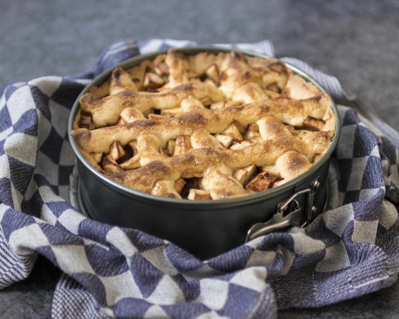 Свежий пирог на столе в форме для выпечки