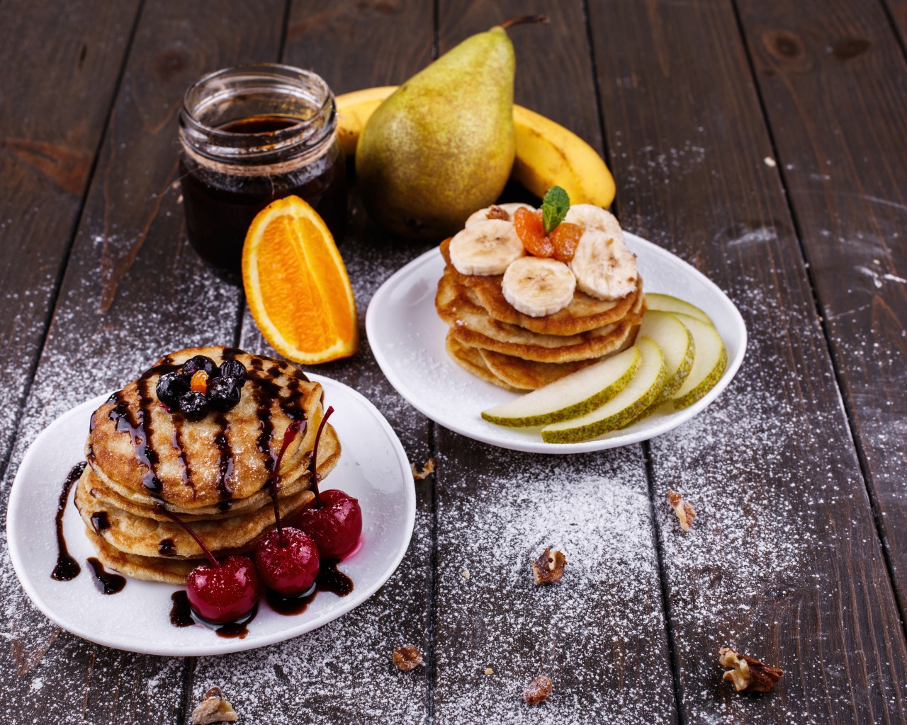 Оладьи на столе с джемом и фруктами