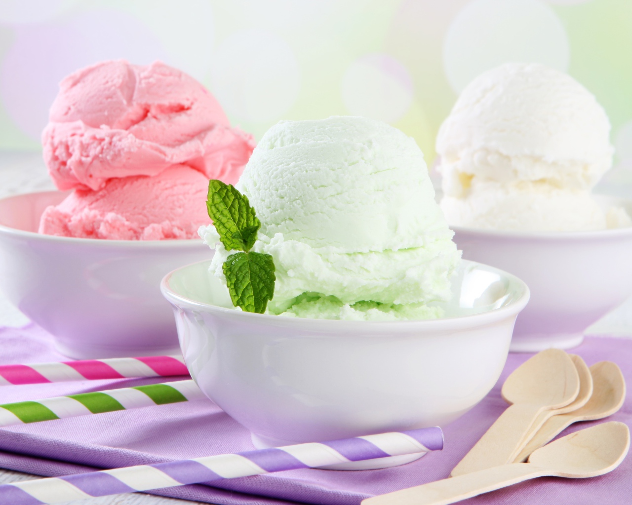 Шарики фруктового мороженого с листьями мяты