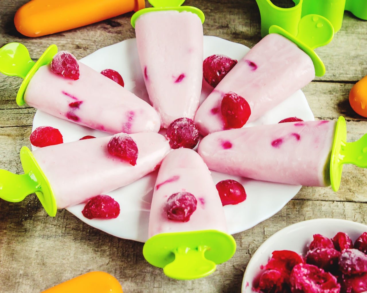 Фруктовое мороженое с ягодами вишни на столе 