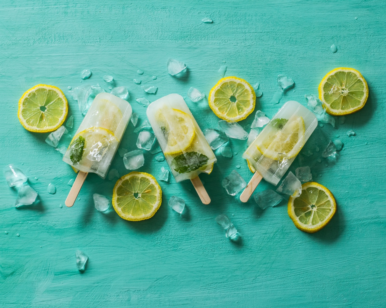 Фруктовое мороженое с лимоном и кусочками льда на столе 