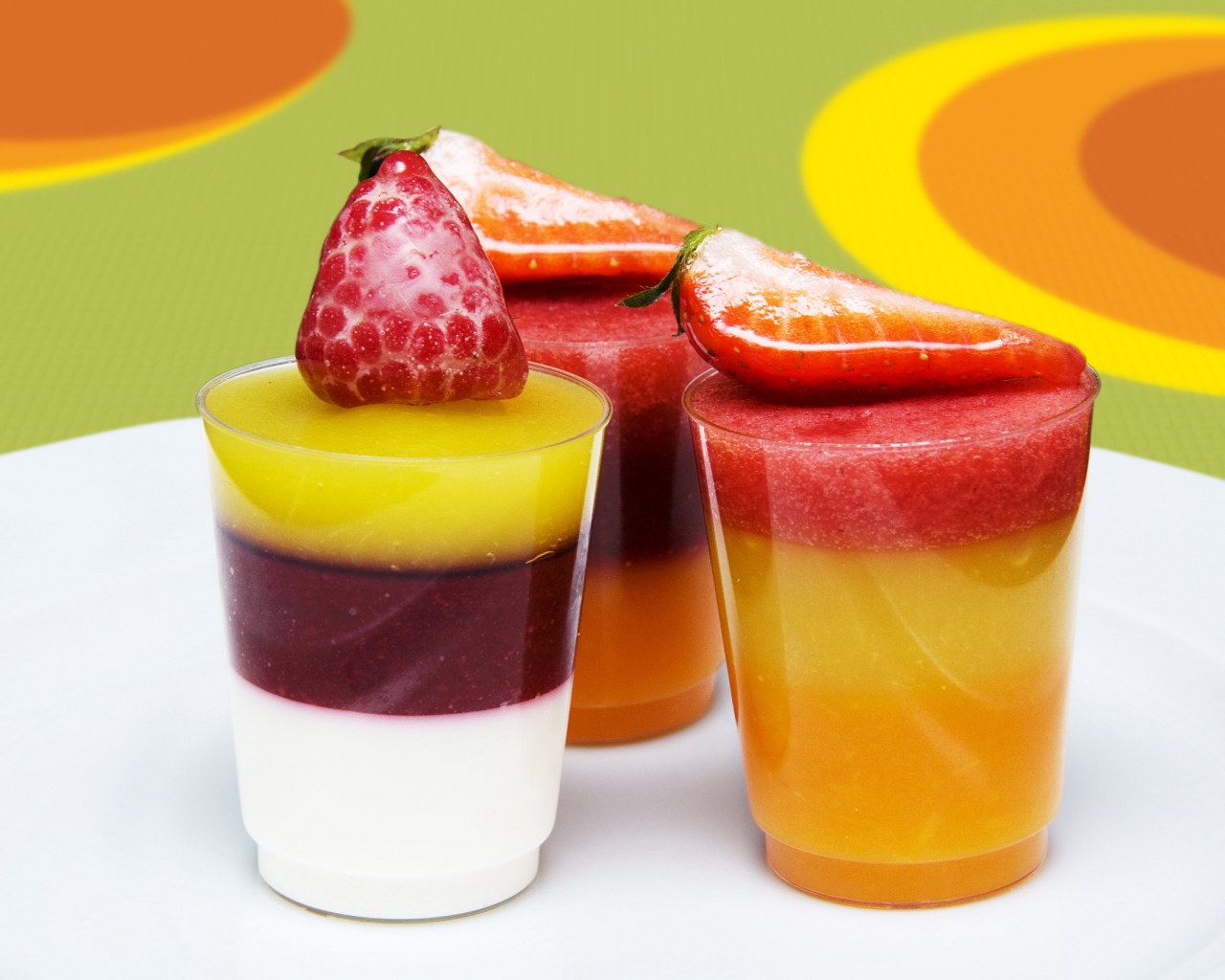 Фруктовое желе в стаканах с ягодами