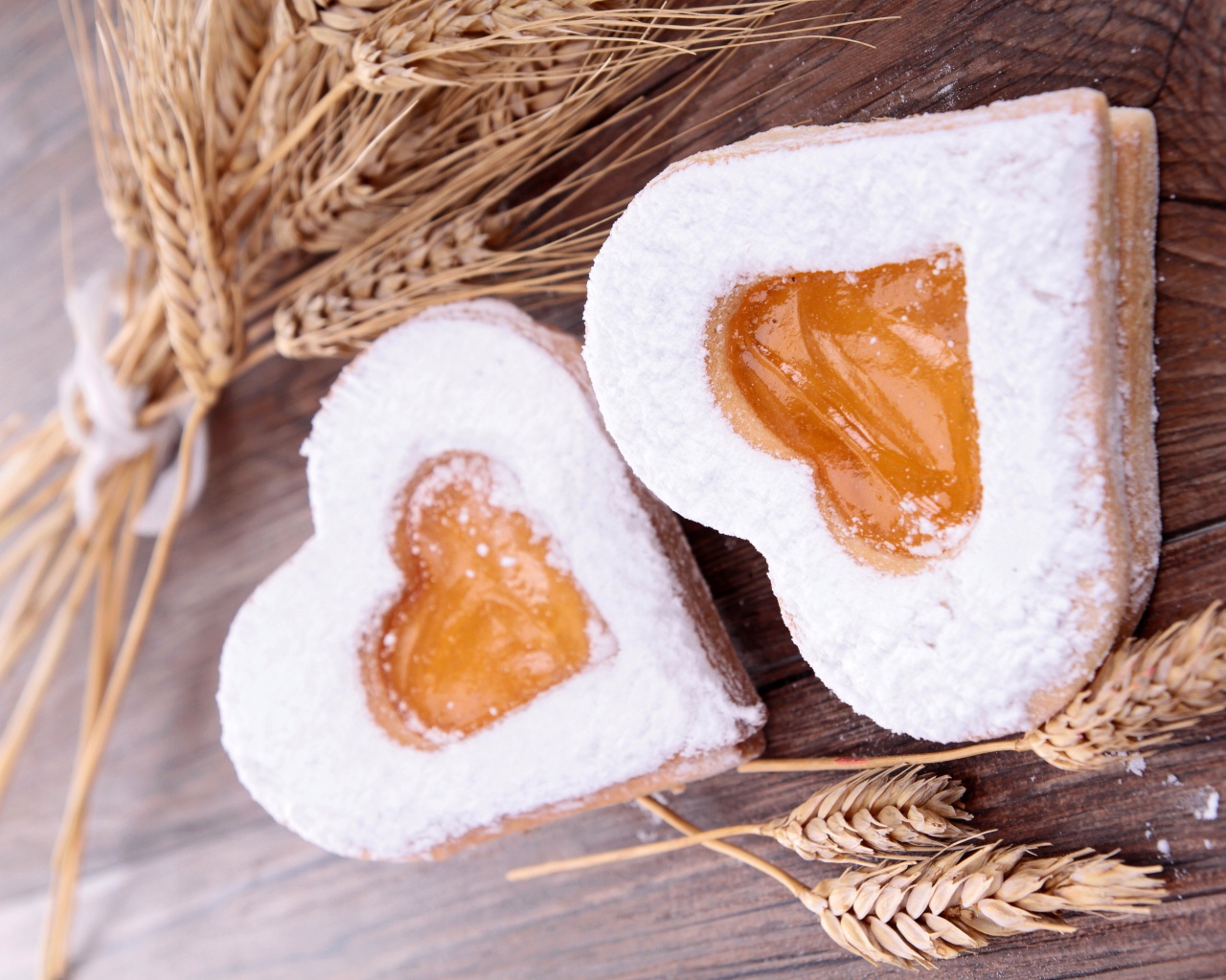 Печенье в форме сердца на столе с колосьями пшеницы