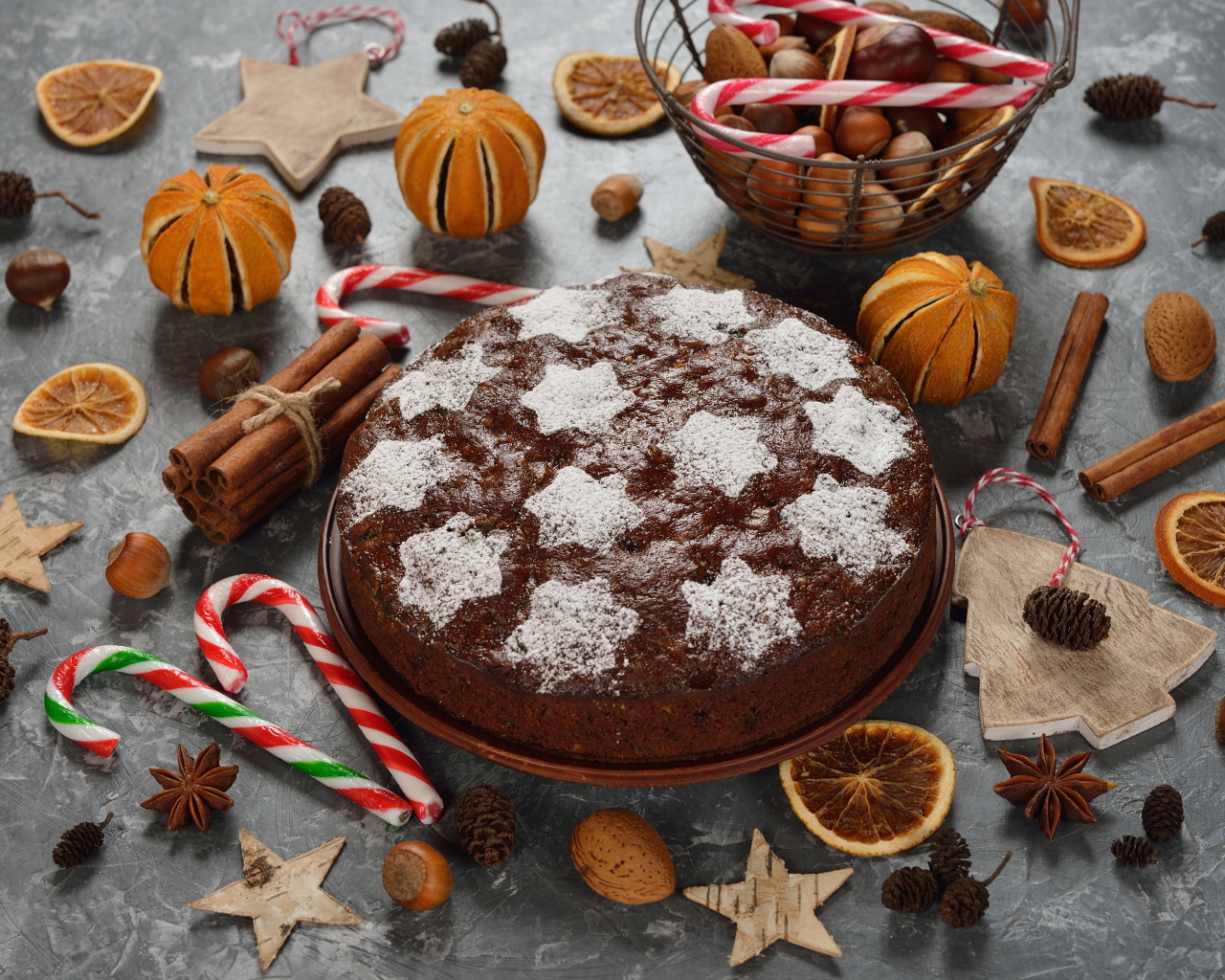 Праздничный пирог с пряностями и орехами на столе