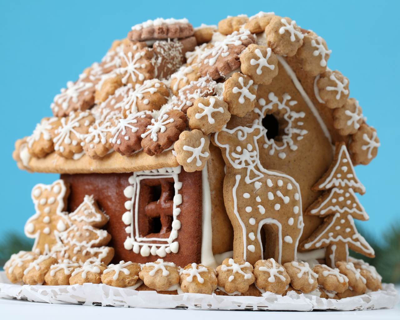 Праздничный домик из имбирного печенья