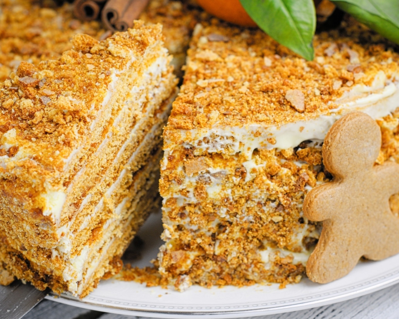 Медовый торт и имбирным печеньем на блюде